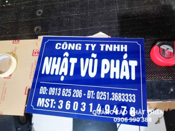 Bảng tên công ty mica KT 30*25cm